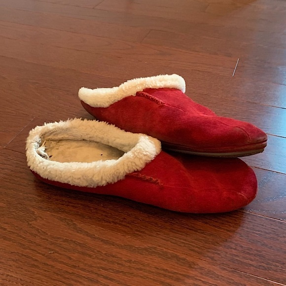 Lands’ End Woman’s leather suede shearling slippers in burgundy - Picture 2 of 7